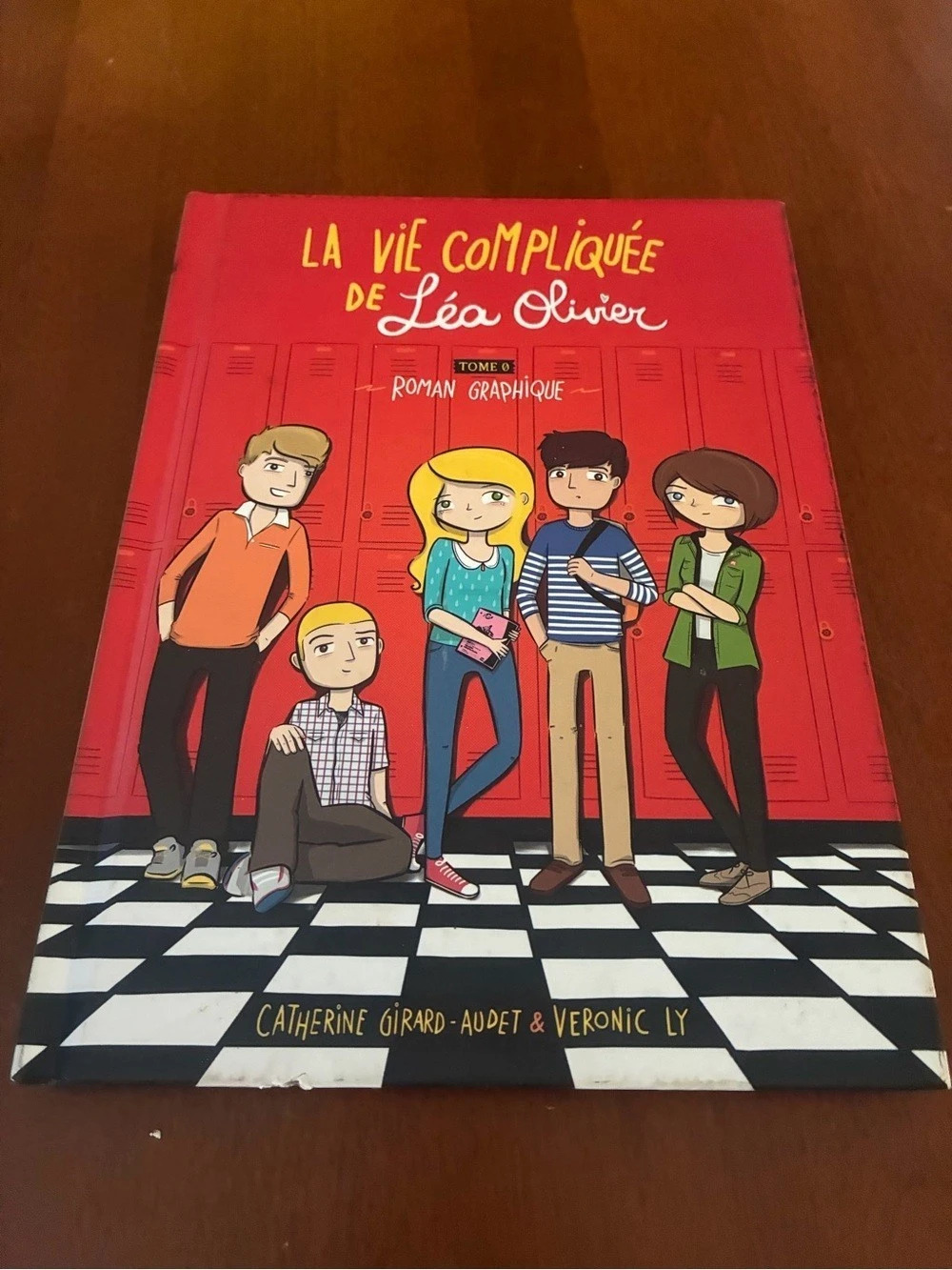 Les Malins La vie compliquée de Léa Olivier Graphic Novel Book Red